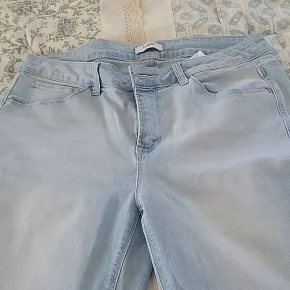 Kensie 12 washed Distressed Light Blue and faded jean shorts Longer Length - Picture 3 of 11